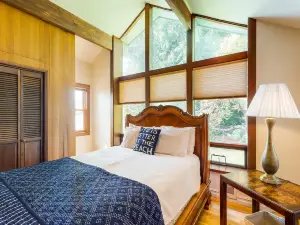 Charming waterfront home with full kitchen, furnished deck, & incredible views