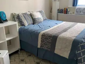 Cozy 2 BR by River, Crooked Steeple Hall