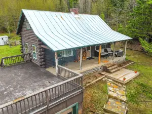 2 Mi to Lake Willoughby: Peaceful Log Cabin!