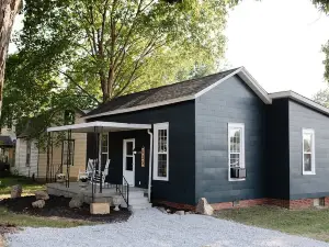 Charming 2-bedroom bungalow plus full size bed, and outdoor space.