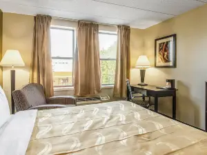 La Casa Inn & Suites - Middleboro