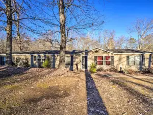 Quaint Home w/ Dock & Lake Access!