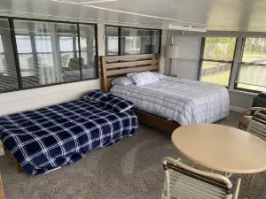 Beautiful Home on Kingsley Lake with Private Dock, 4 Kayaks