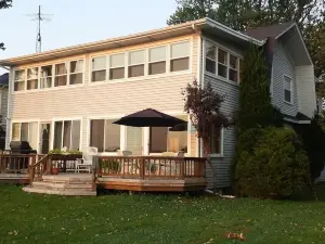 Clean Cozy  Home on the St. Clair River, 4 bedroom Sleeps 7
