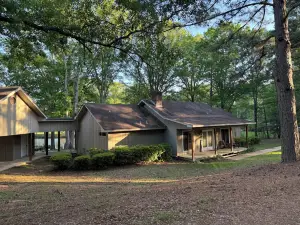 Red Dirt Retreat: Newly Renovated Lakefront Property with Covered Parking