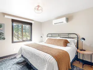 Inviting mountainside cabin, dog-friendly, with grill, central AC, & W/D
