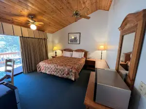 Whispering Pines山林小屋