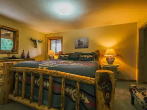 Larch Lodge Secluded Cabin!