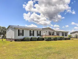 Family Home and Fire Pit and Deck, 11 Miles to Beach!