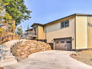 'Gorge Retreat' - Modern Carson Home w/ Mtn Views!