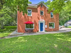 Charming Getaway and Fire Pit Near Hikes and Lake