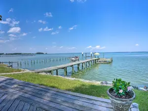 Urbanna Waterfront Retreat Pier and Gas Grill!