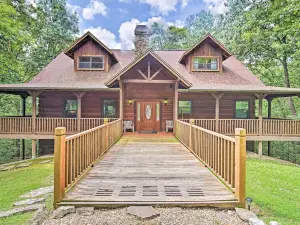 Spacious & Secluded Cabin: 25 Mi to Bentonville!