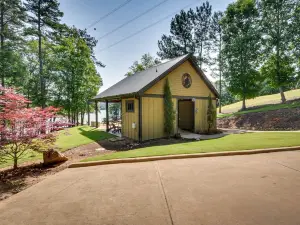 Currahee Club Home Lake Access and Golf Course View
