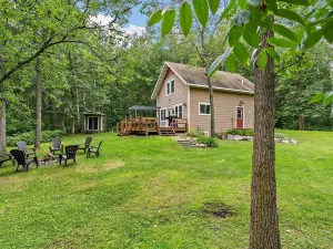 Peaceful and Cozy Modern Lakehouse Cabin on 4 acres