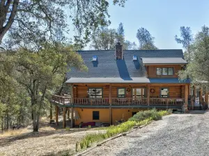 Beautiful spacious luxury Log Home on 6 acres with 30 foot ceilings and Creek