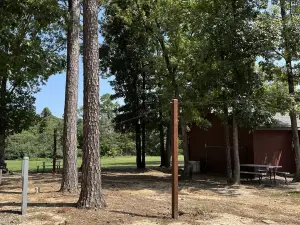 Cozy cabin with 2 beds near trails on the great Mount Magazine.