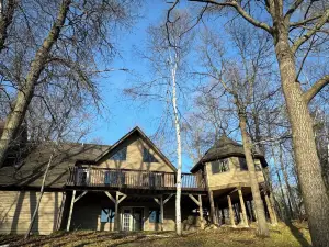 Relaxing Lakefront Gem: Cozy Cabin, Hot Tub & Private Natural Shoreline Sleeps 8