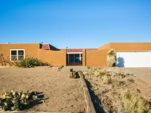 Pet-friendly house 35 minutes from ABQ airport;  45 minutes to Santa Fe; Artsy
