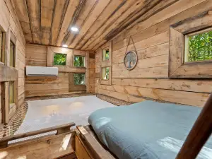 Pet-Friendly Treehouse - Amazonia - an exclusive experience in Red River Gorge, Kentucky!