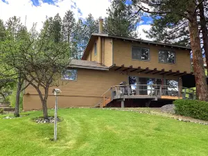 Dog-friendly & attractive lakefront house with water views & washer/dryer