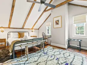 Historic Cottage w Brand New Hot Tub and Game Room