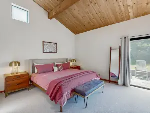 Dreamy lodging with hot tub, pool, beach access, furnished patio - dog-friendly