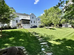 The Holly and Ivy Inn