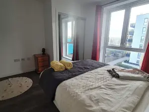 Barking 2 Bed Apt with Parking & Good Travel Links
