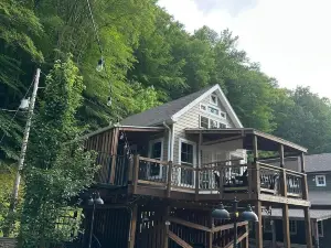 The Red Dog Chalet Couples Retreat w/ Hot Tub