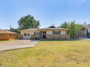 Lawton Home - 4 Mi to Museum of the Great Plains!
