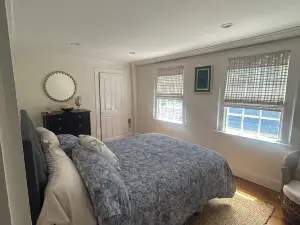 Downtown Home. Walk to Waterfront, Restaurants, Shops & Train. Beaches Nearby.