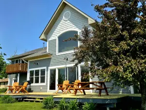 Captivating Lake Vistas and Outdoor Fun - Exquisite Retreat