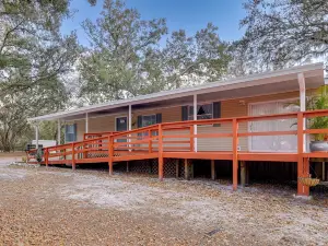 Valrico Retreat w/ Fire Pit ~ 18 Mi to Tampa!