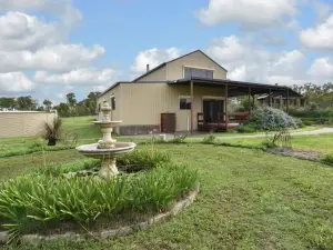 Kelman Cottage with pool and beautiful native wildlife