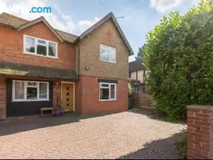 6 Bedrooms Beautiful Home 3 Bathrooms, Quiet Location with Garden Near Legoland Windsor Heathrow
