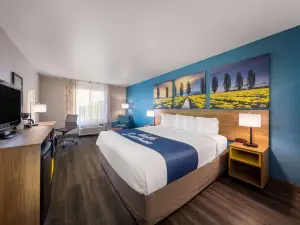 Days Inn by Wyndham Lathrop