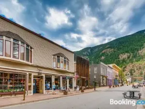 Elbert's Escape Sleeps 8 Lakefront Views