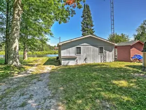 Cozy Lakefront Hale Cabin w/ Access to Boat Ramp!