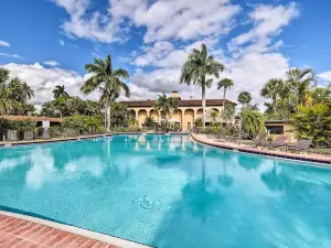 Vibrant Naples Studio w/ Pool Access & Porch!