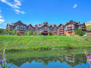 滑雪山岩石度假村