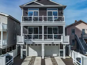 Luxurious Condo 3BR 2.5BA w/ Rooftop Deck ~2 blocks from Beach!