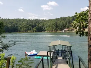 Cute, cozy log cabin on beautiful Smith Lake, Arley AL (year round deep water)