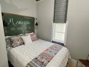 AMAZING LAKE VIEWS  DOUBLE DECK WITH HOT TUB AND 2 PORCH SWINGS