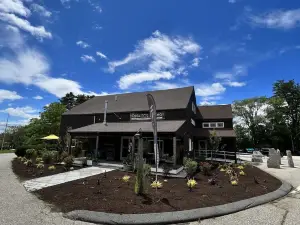 Funky Upstairs apartment - steps from local popular restaurant.