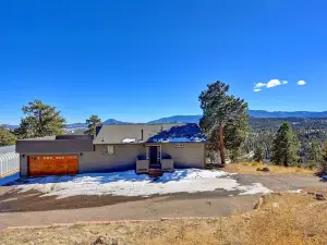Wonderful Mountain Scenic Views with Freestanding Arcade