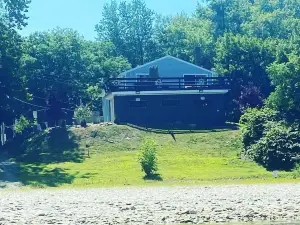 Come stay in the beautiful endless mountains on the bank of the River