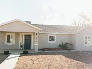 Pet & Family Friendly 3 Bedroom Home in Heart of Thatcher