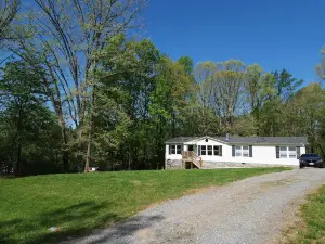 Family-friendly home on the outskirts of Lynchburg. 18 mins from LU.