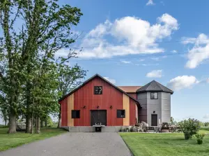 Country, Cozy and UNIQUE!  Rustic ambiance. Available YEAR ROUND.